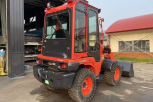 サムネイル: 令和6年　クボタR430M　0.4㎥　使用時間35HR‼　スノータイヤ装着　バケット幅158cm