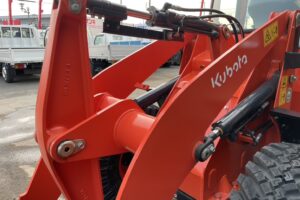 サムネイル: 令和6年　クボタR430M　0.4㎥　使用時間35HR‼　スノータイヤ装着　バケット幅158cm