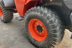 サムネイル: 令和6年　クボタR430M　0.4㎥　使用時間35HR‼　スノータイヤ装着　バケット幅158cm