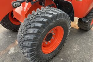 サムネイル: 令和6年　クボタR430M　0.4㎥　使用時間35HR‼　スノータイヤ装着　バケット幅158cm