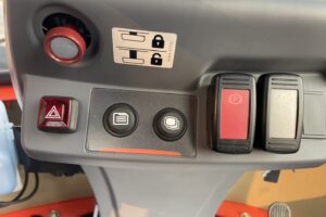 サムネイル: 令和6年　クボタR430M　0.4㎥　使用時間35HR‼　スノータイヤ装着　バケット幅158cm