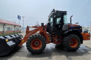 サムネイル: 令和6年　日立ZW100-6　1.3㎥　検令和8年11月　バケット幅234cm　使用時間334HR！　スパイク　