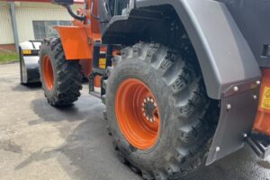 サムネイル: 令和6年　日立ZW100-6　1.3㎥　検令和8年11月　バケット幅234cm　使用時間334HR！　スパイク　