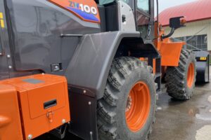 サムネイル: 令和6年　日立ZW100-6　1.3㎥　検令和8年11月　バケット幅234cm　使用時間334HR！　スパイク　