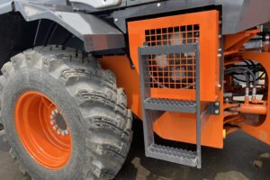 サムネイル: 令和6年　日立ZW100-6　1.3㎥　検令和8年11月　バケット幅234cm　使用時間334HR！　スパイク　