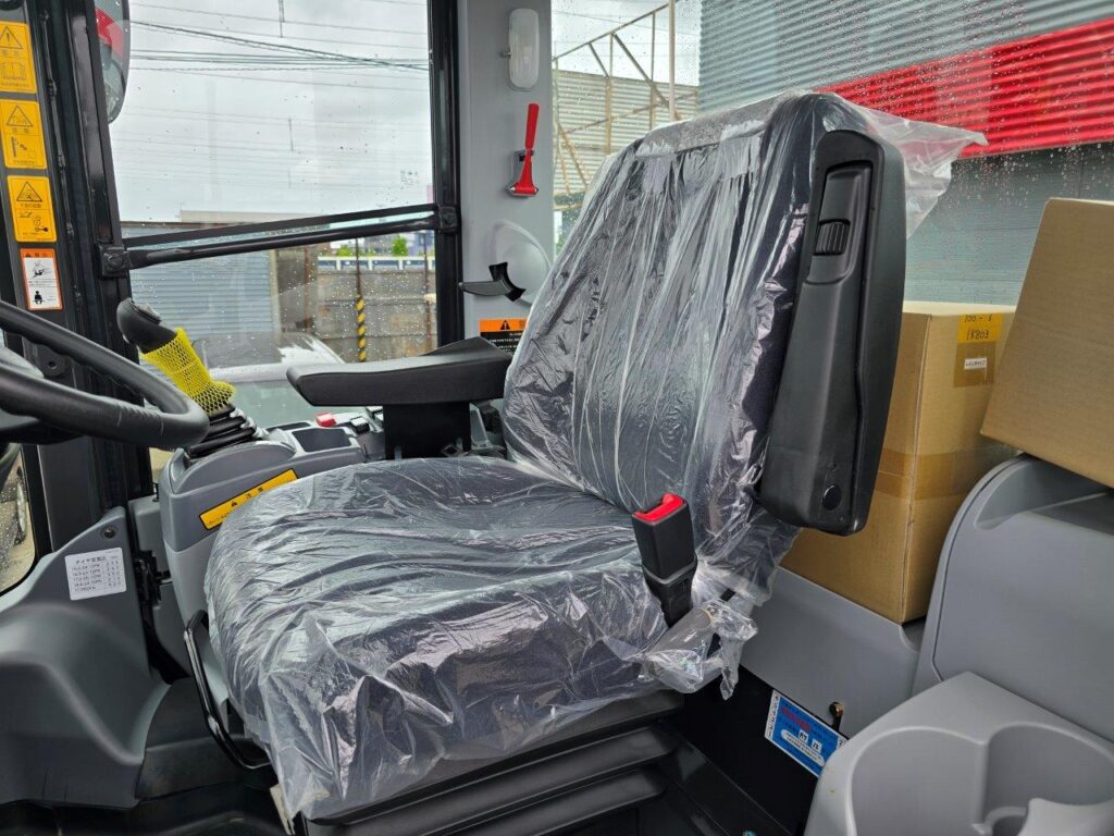 令和7年　日立　ZW100-6　1.3㎥　★スノースパイクタイヤ装着車・使用時間73時間！★（車検令和9年1月）