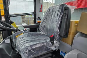 サムネイル: 令和7年　日立　ZW100-6　1.3㎥　★スノースパイクタイヤ装着車・使用時間73時間！★（車検令和9年1月）