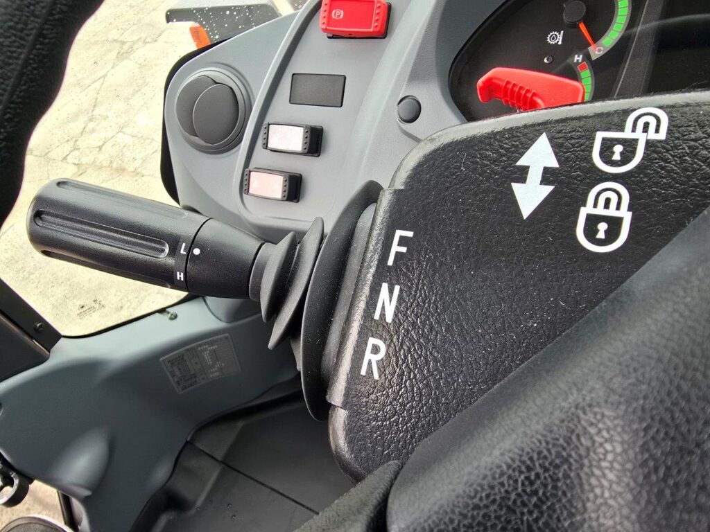 令和7年　日立　ZW100-6　1.3㎥　★スノースパイクタイヤ装着車・使用時間73時間！★（車検令和9年1月）