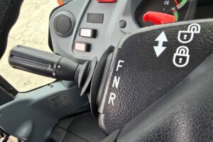サムネイル: 令和7年　日立　ZW100-6　1.3㎥　★スノースパイクタイヤ装着車・使用時間73時間！★（車検令和9年1月）