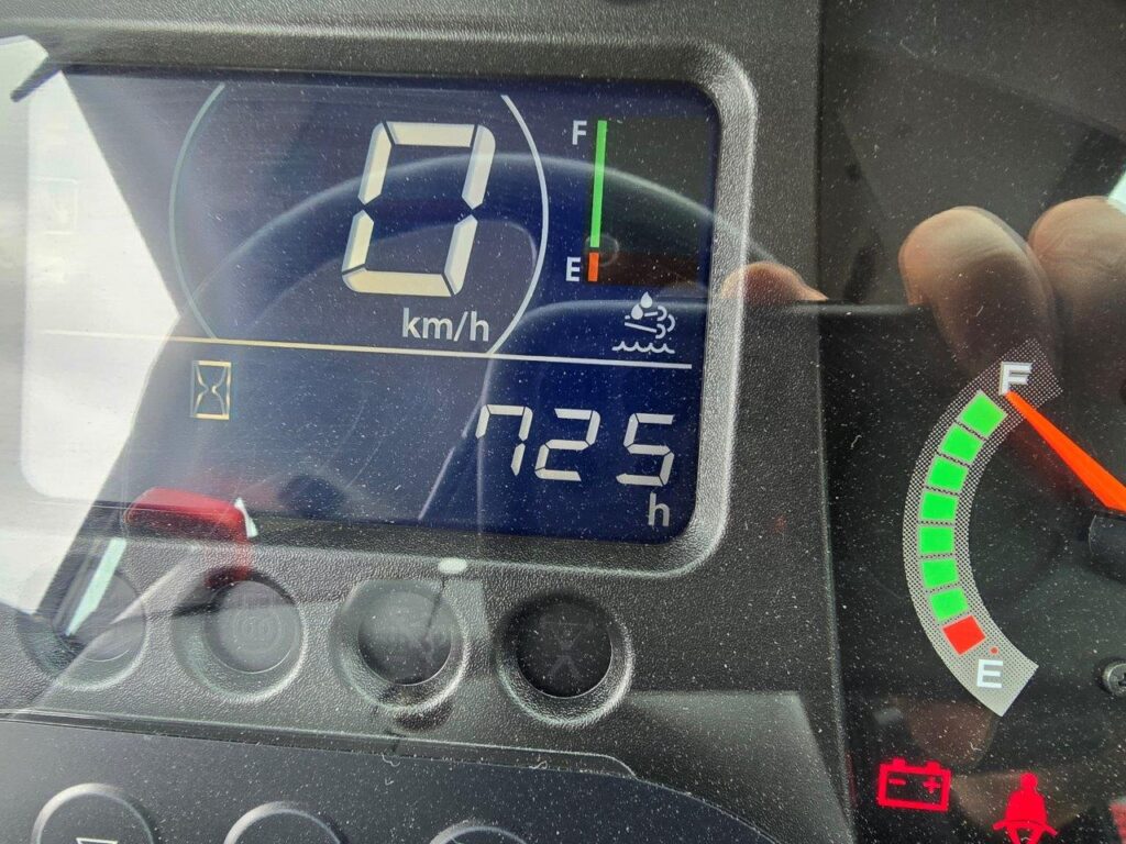 令和7年　日立　ZW100-6　1.3㎥　★スノースパイクタイヤ装着車・使用時間73時間！★（車検令和9年1月）