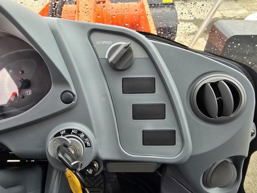 令和7年　日立　ZW100-6　1.3㎥　★スノースパイクタイヤ装着車・使用時間73時間！★（車検令和9年1月）