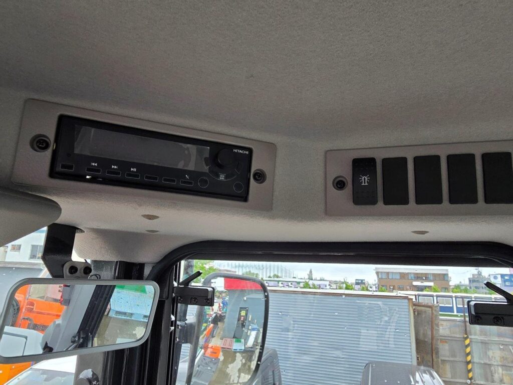 令和7年　日立　ZW100-6　1.3㎥　★スノースパイクタイヤ装着車・使用時間73時間！★（車検令和9年1月）
