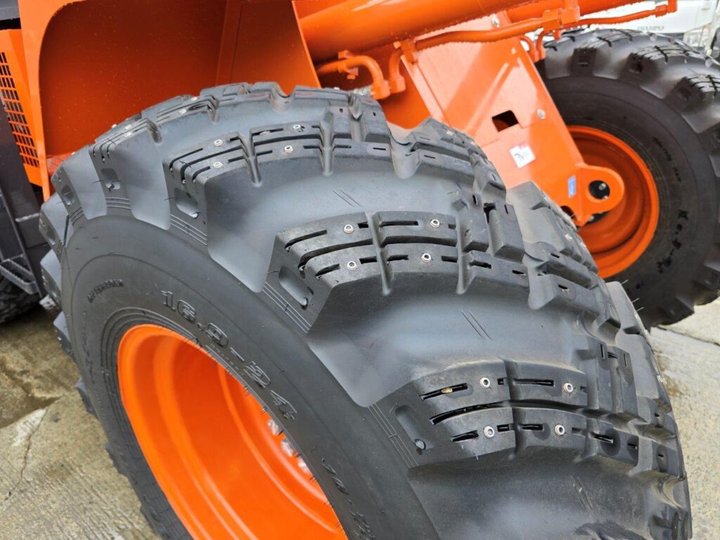 令和7年　日立　ZW100-6　1.3㎥　★スノースパイクタイヤ装着車・使用時間73時間！★（車検令和9年1月）