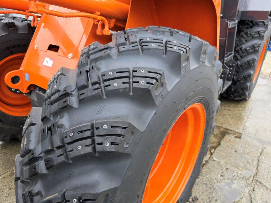 令和7年　日立　ZW100-6　1.3㎥　★スノースパイクタイヤ装着車・使用時間73時間！★（車検令和9年1月）