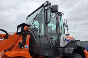 サムネイル: 令和7年　日立　ZW100-6　1.3㎥　★スノースパイクタイヤ装着車・使用時間73時間！★（車検令和9年1月）