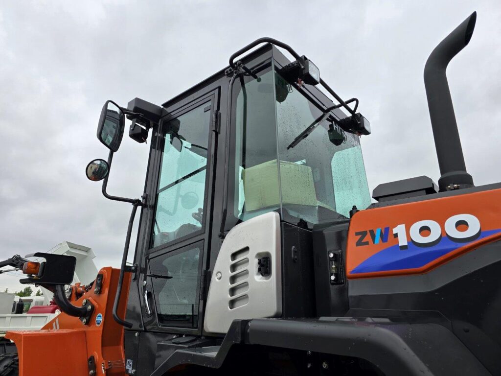 令和7年　日立　ZW100-6　1.3㎥　★スノースパイクタイヤ装着車・使用時間73時間！★（車検令和9年1月）