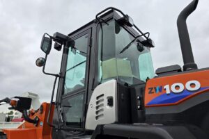 サムネイル: 令和7年　日立　ZW100-6　1.3㎥　★スノースパイクタイヤ装着車・使用時間73時間！★（車検令和9年1月）
