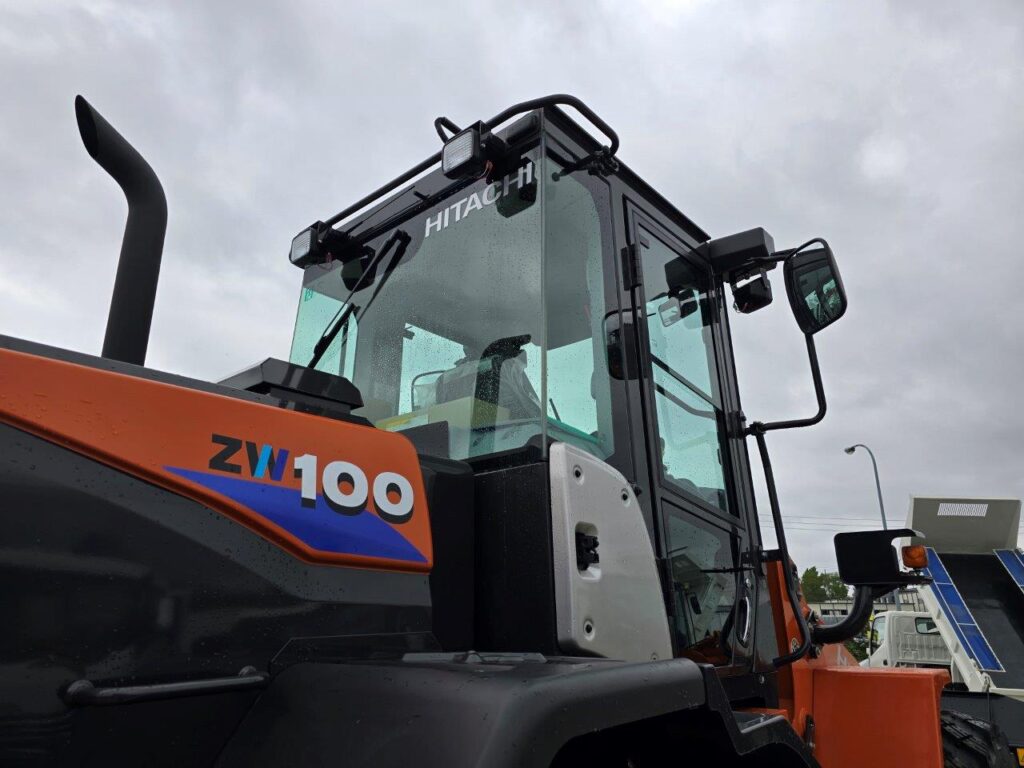 令和7年　日立　ZW100-6　1.3㎥　★スノースパイクタイヤ装着車・使用時間73時間！★（車検令和9年1月）