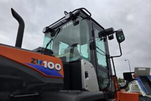 サムネイル: 令和7年　日立　ZW100-6　1.3㎥　★スノースパイクタイヤ装着車・使用時間73時間！★（車検令和9年1月）
