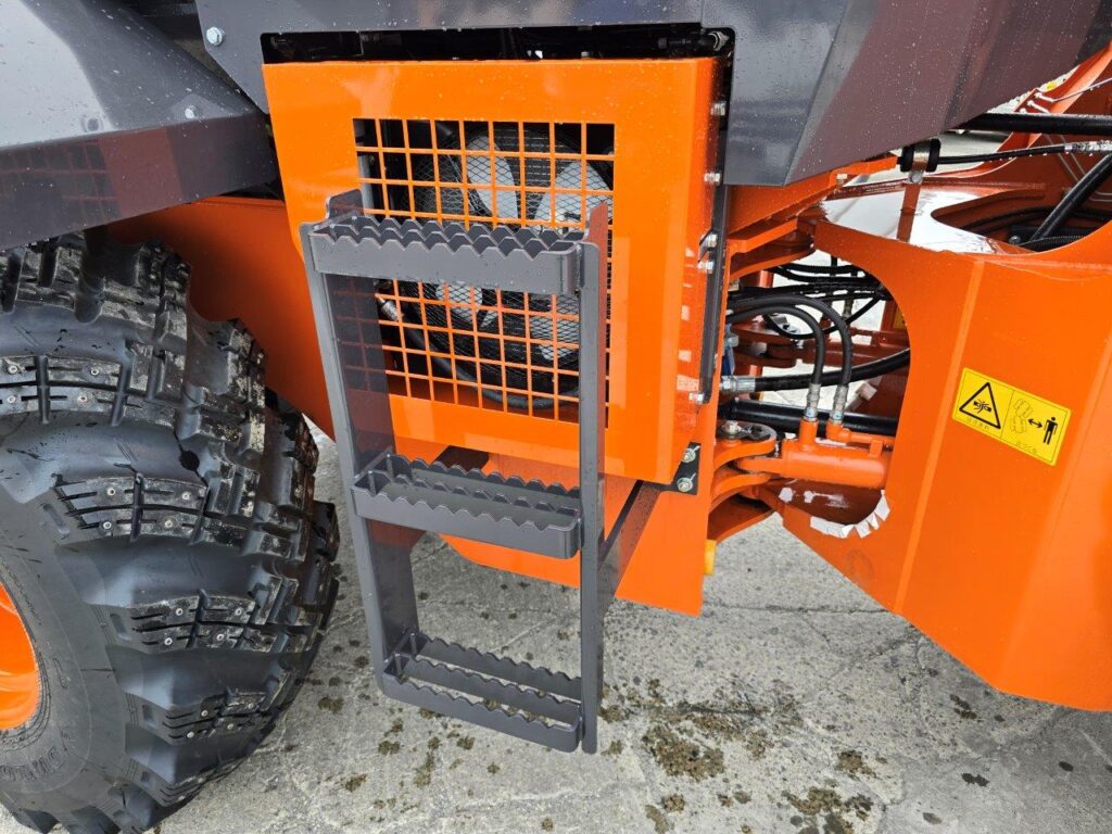 令和7年　日立　ZW100-6　1.3㎥　★スノースパイクタイヤ装着車・使用時間73時間！★（車検令和9年1月）