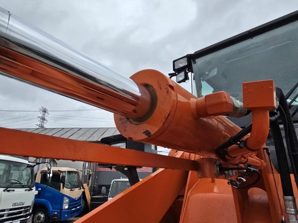 令和7年　日立　ZW100-6　1.3㎥　★スノースパイクタイヤ装着車・使用時間73時間！★（車検令和9年1月）