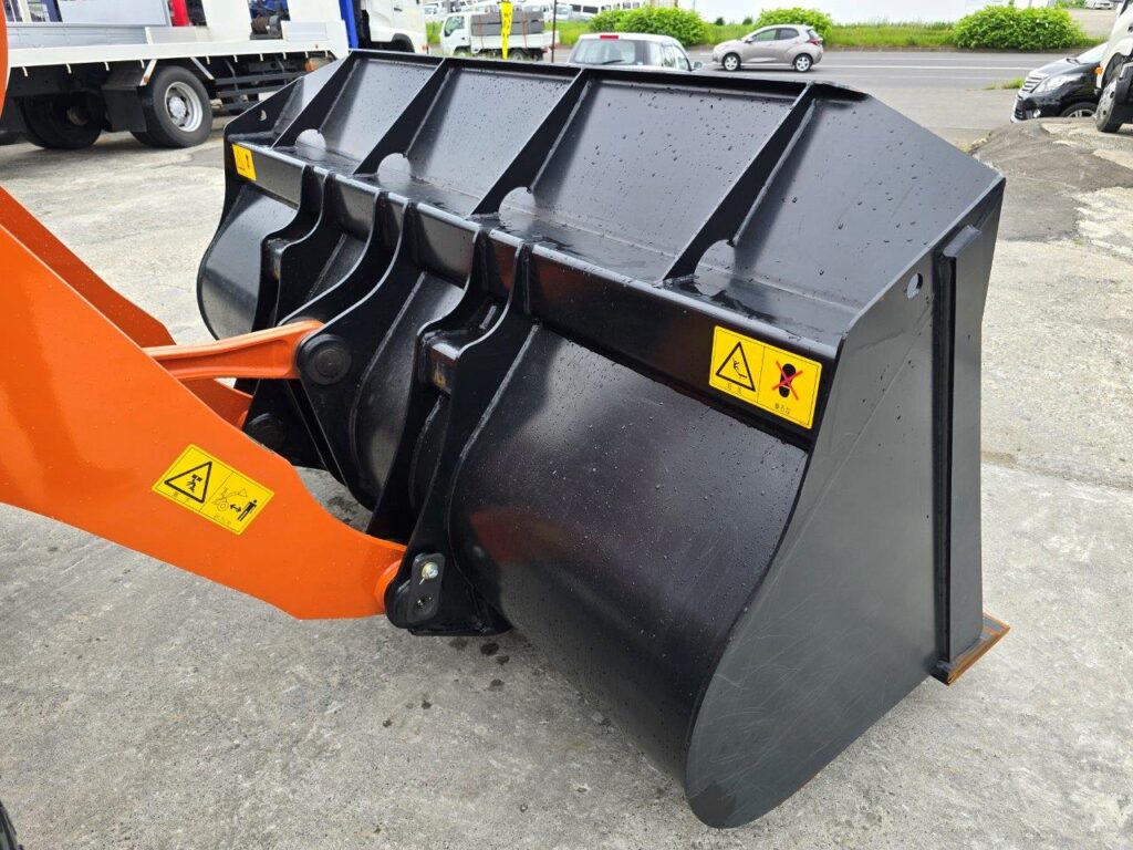 令和7年　日立　ZW100-6　1.3㎥　★スノースパイクタイヤ装着車・使用時間73時間！★（車検令和9年1月）