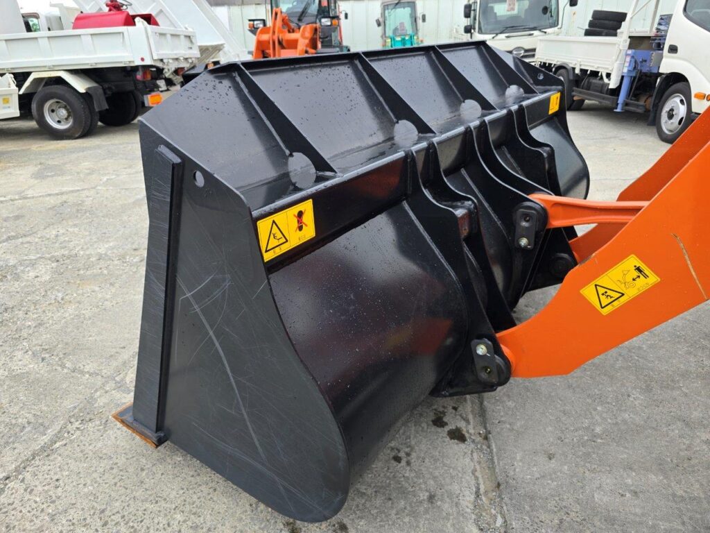 令和7年　日立　ZW100-6　1.3㎥　★スノースパイクタイヤ装着車・使用時間73時間！★（車検令和9年1月）