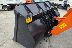 サムネイル: 令和7年　日立　ZW100-6　1.3㎥　★スノースパイクタイヤ装着車・使用時間73時間！★（車検令和9年1月）