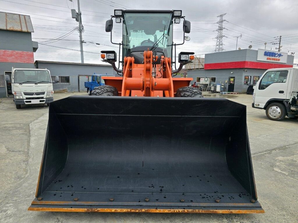 令和7年　日立　ZW100-6　1.3㎥　★スノースパイクタイヤ装着車・使用時間73時間！★（車検令和9年1月）