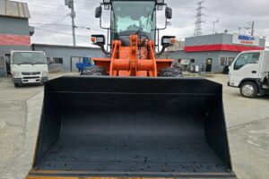 サムネイル: 令和7年　日立　ZW100-6　1.3㎥　★スノースパイクタイヤ装着車・使用時間73時間！★（車検令和9年1月）