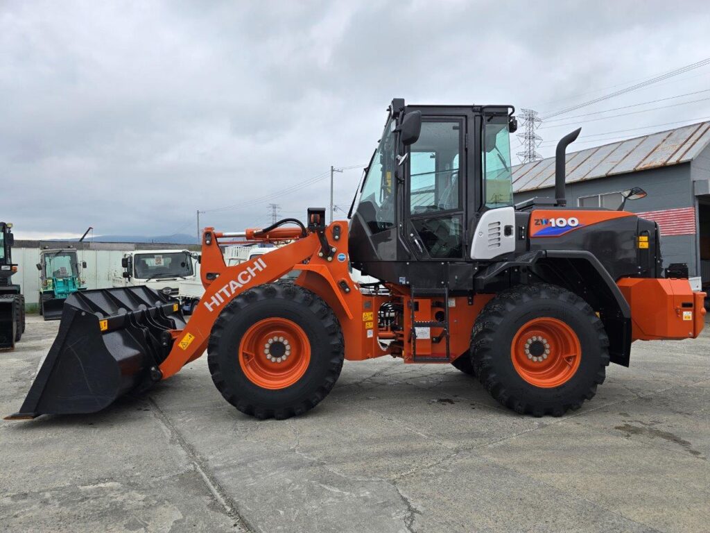 令和7年　日立　ZW100-6　1.3㎥　★スノースパイクタイヤ装着車・使用時間73時間！★（車検令和9年1月）