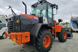 サムネイル: 令和7年　日立　ZW100-6　1.3㎥　★スノースパイクタイヤ装着車・使用時間73時間！★（車検令和9年1月）