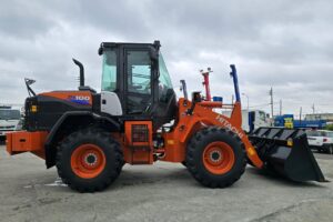 サムネイル: 令和7年　日立　ZW100-6　1.3㎥　★スノースパイクタイヤ装着車・使用時間73時間！★（車検令和9年1月）