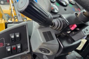 サムネイル: 平成23年　CAT　910H　1.3㎥　スノースパイクタイヤ装着車・バケットシャッター付（車検令和7年12月）　