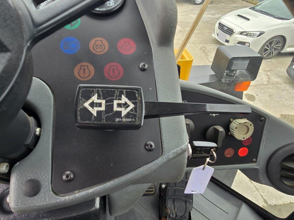 平成23年　CAT　910H　1.3㎥　スノースパイクタイヤ装着車・バケットシャッター付（車検令和7年12月）　