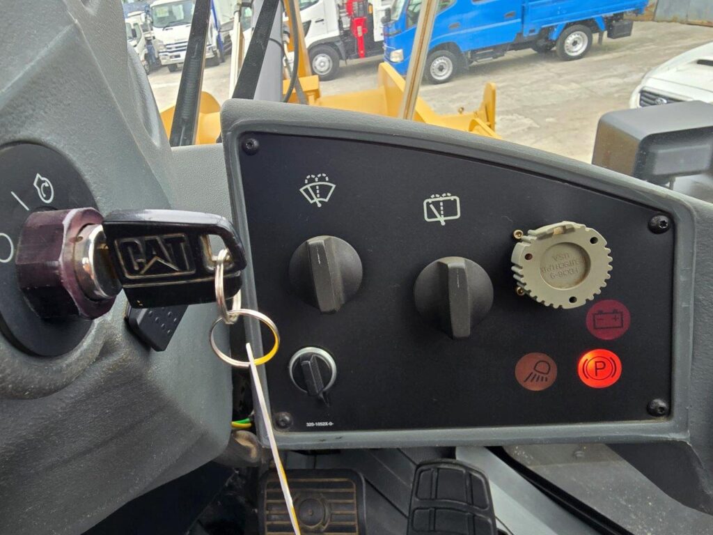 平成23年　CAT　910H　1.3㎥　スノースパイクタイヤ装着車・バケットシャッター付（車検令和7年12月）　