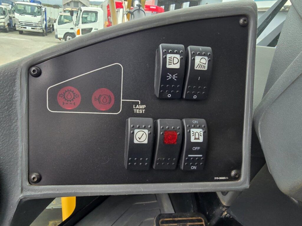 平成23年　CAT　910H　1.3㎥　スノースパイクタイヤ装着車・バケットシャッター付（車検令和7年12月）　