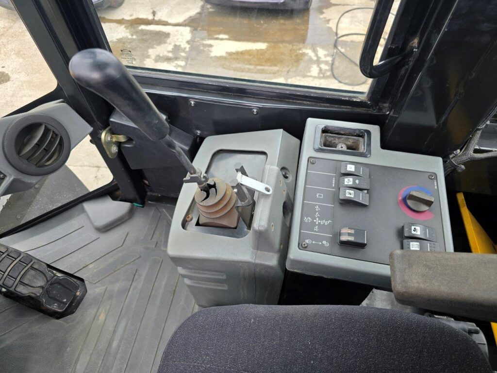 平成23年　CAT　910H　1.3㎥　スノースパイクタイヤ装着車・バケットシャッター付（車検令和7年12月）　
