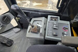 サムネイル: 平成23年　CAT　910H　1.3㎥　スノースパイクタイヤ装着車・バケットシャッター付（車検令和7年12月）　