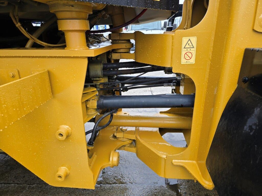 平成23年　CAT　910H　1.3㎥　スノースパイクタイヤ装着車・バケットシャッター付（車検令和7年12月）　