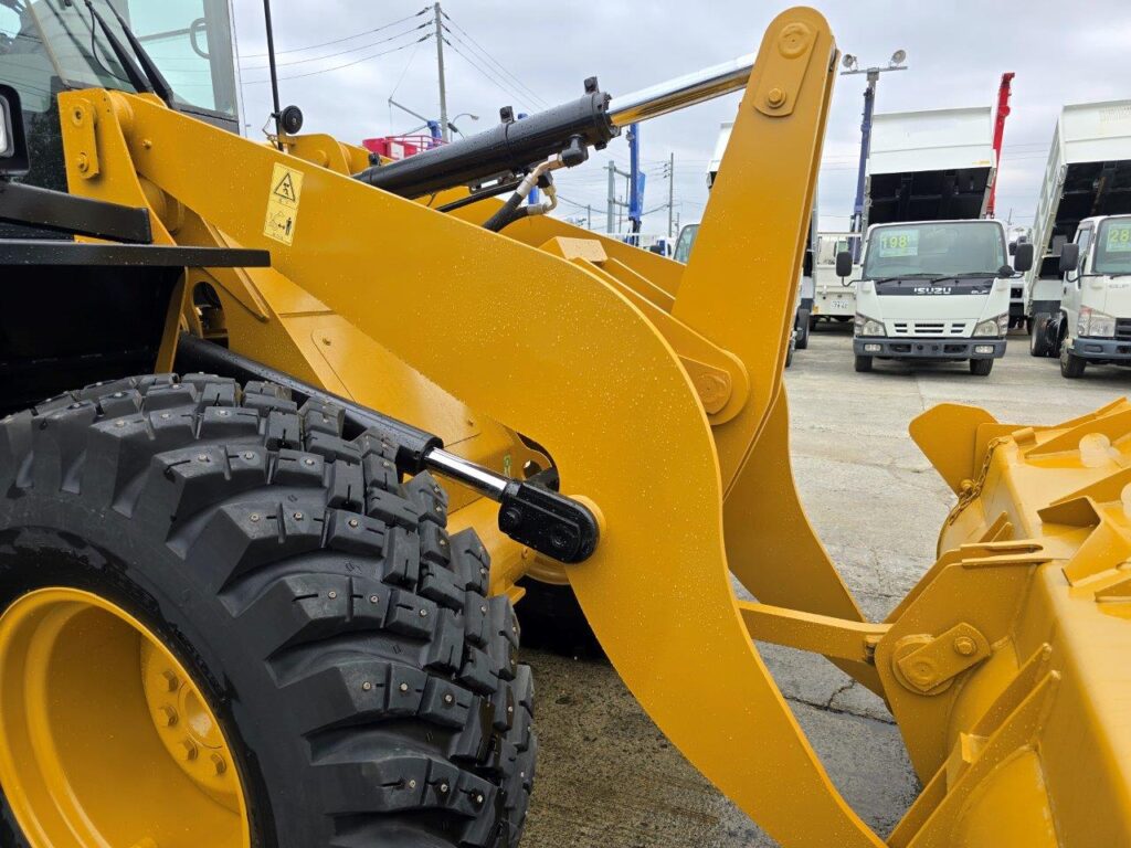平成23年　CAT　910H　1.3㎥　スノースパイクタイヤ装着車・バケットシャッター付（車検令和7年12月）　
