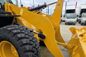 サムネイル: 平成23年　CAT　910H　1.3㎥　スノースパイクタイヤ装着車・バケットシャッター付（車検令和7年12月）　