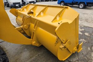 サムネイル: 平成23年　CAT　910H　1.3㎥　スノースパイクタイヤ装着車・バケットシャッター付（車検令和7年12月）　