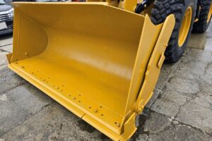 サムネイル: 平成23年　CAT　910H　1.3㎥　スノースパイクタイヤ装着車・バケットシャッター付（車検令和7年12月）　