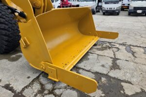 サムネイル: 平成23年　CAT　910H　1.3㎥　スノースパイクタイヤ装着車・バケットシャッター付（車検令和7年12月）　