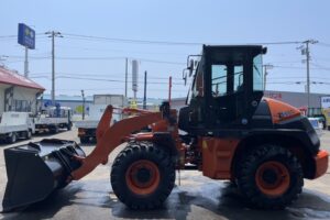 サムネイル: 令和6年　日立ZW80S-5B　0.9㎥　バケット幅199cm　使用時間144HR!!　ダブルヒーター スパイク　検令和8年11月