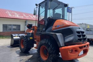 サムネイル: 令和6年　日立ZW80S-5B　0.9㎥　バケット幅199cm　使用時間144HR!!　ダブルヒーター スパイク　検令和8年11月