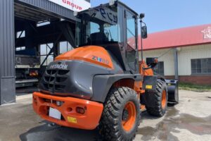 サムネイル: 令和6年　日立ZW80S-5B　0.9㎥　バケット幅199cm　使用時間144HR!!　ダブルヒーター スパイク　検令和8年11月
