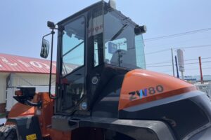 サムネイル: 令和6年　日立ZW80S-5B　0.9㎥　バケット幅199cm　使用時間144HR!!　ダブルヒーター スパイク　検令和8年11月