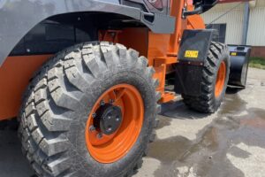サムネイル: 令和6年　日立ZW80S-5B　0.9㎥　バケット幅199cm　使用時間144HR!!　ダブルヒーター スパイク　検令和8年11月